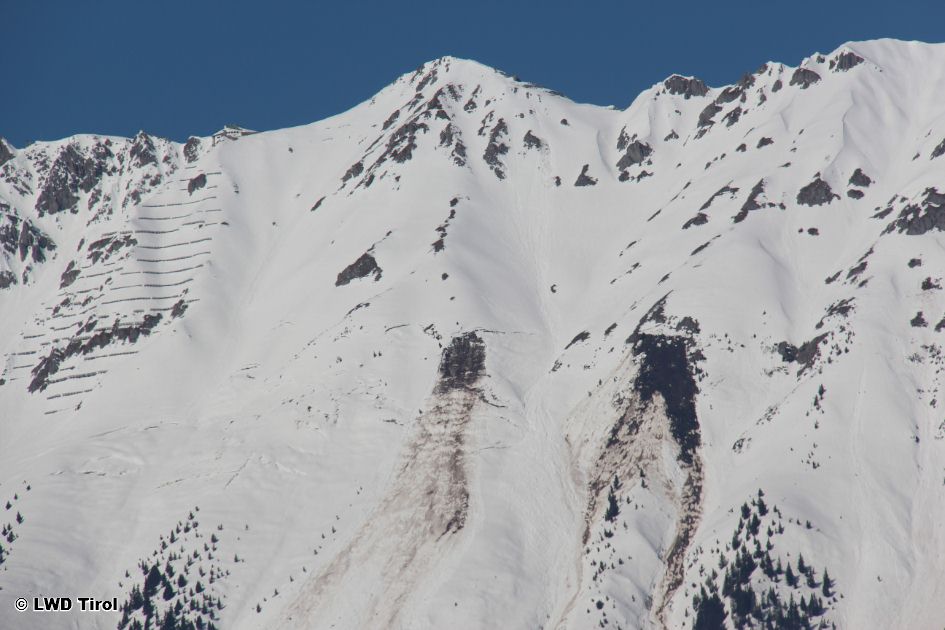 Zahlreiche Gleitschneelawinen, einige nasse Lockerschneelawinen, vereinzelte nasse Schneebrettlawinen! Großer Lawineneinsatz im Horlachtal bei Niederthai, zum Glück keine Verschütteten!