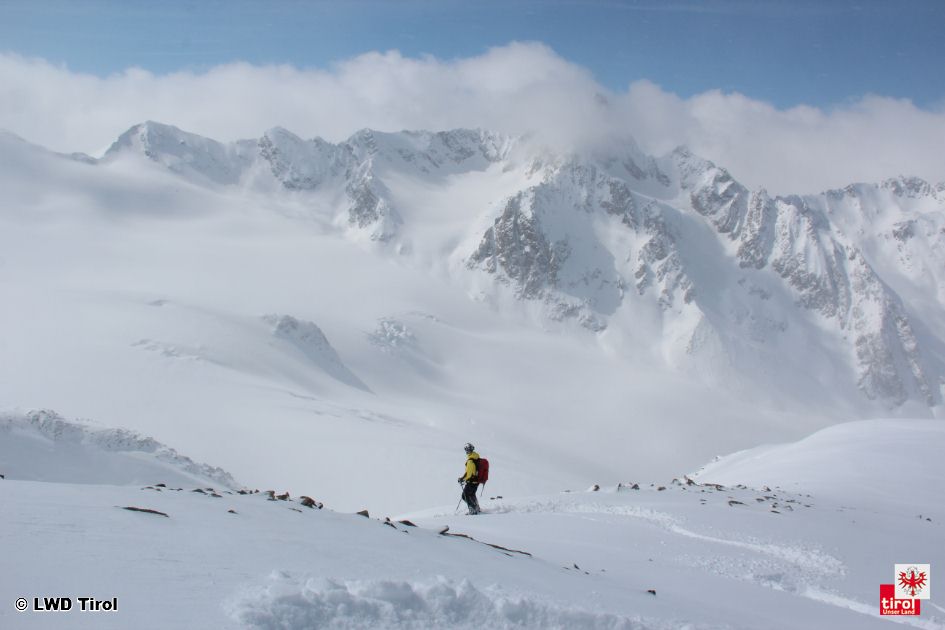 Kurzfristig mancherorts super Pulverschnee! Demnächst zahlreiche, meist kleine Lockerschneelawinen. Im Kammbereich frischer Triebschnee. Lawinenabgang in Osttirol ging glimpflich aus.