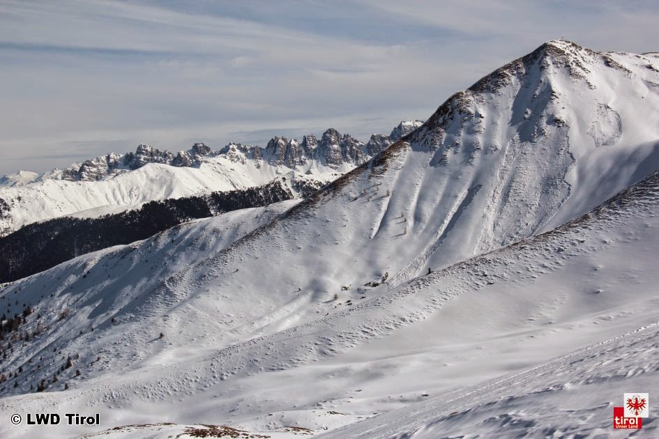 Unfallanalysen und Schneedeckenuntersuchungen zeigen: Erhöhte Vorsicht im sehr steilen Gelände der Exposition WNW über N bis ONO vom lichten Waldgrenzbereich bis zumindest 2300m hinauf. Ansonsten überwiegend günstige Bedingungen. Heute am 10.03. tageszeitlichen Anstieg der Gefahr beachten
