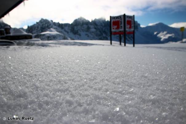 Störanfälligen Triebschnee in großen Höhen sowie Gleitschneerutsche auf steilen, glatten Flächen beachten
