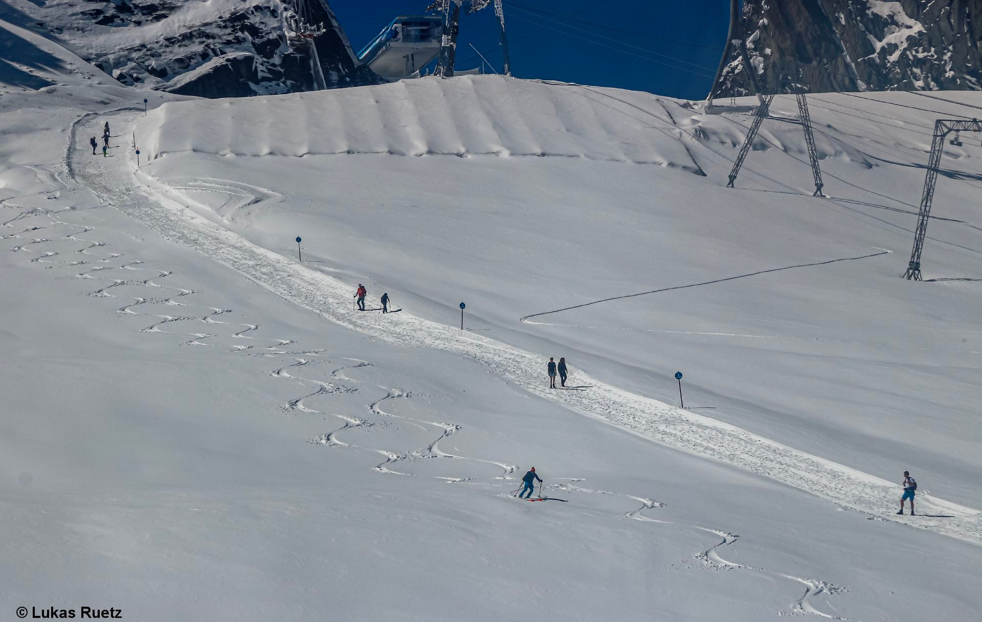 Im Hochgebirge zum Teil winterliche Verhältnisse – gerade bekannt geworden: erstes Lawinenopfer der Saison