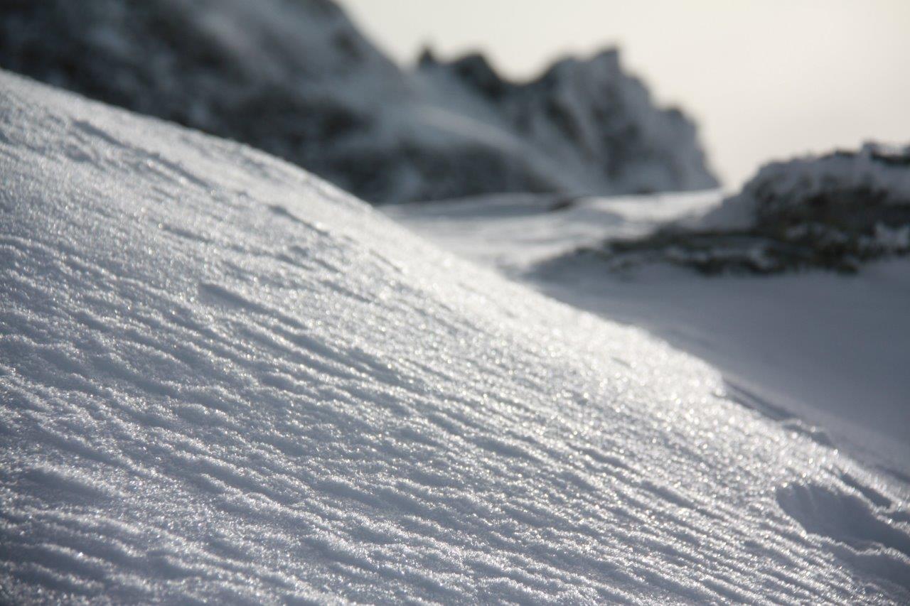 Frischer Triebschnee lagert gebietsweise auf Oberflächenreif – dadurch hohe Störanfälligkeit frischer Triebschneepakete!