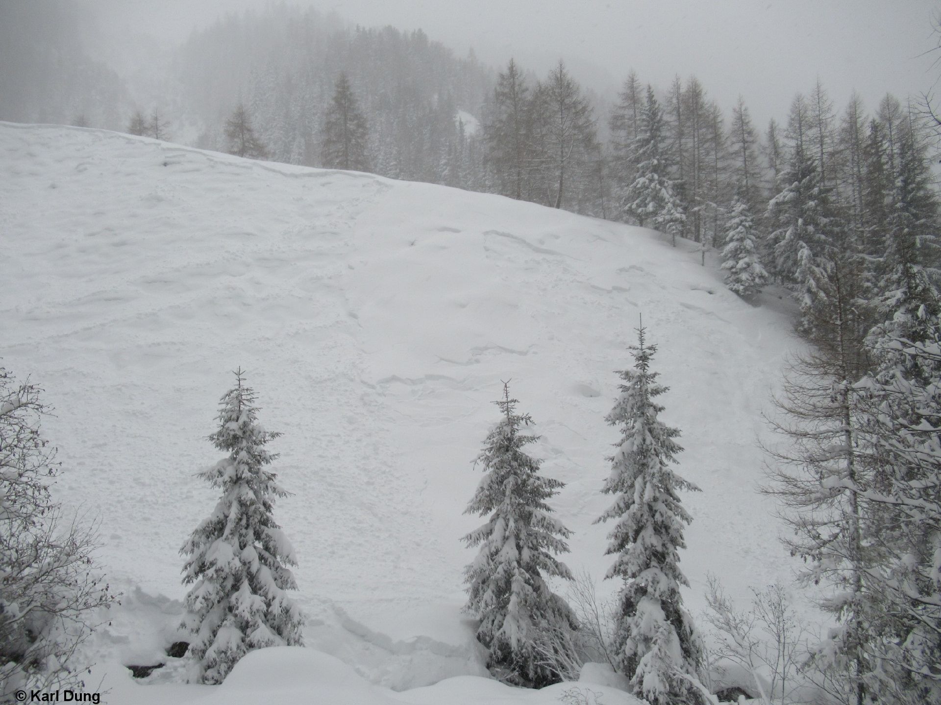 Extrem störanfällige Schneedecke – deshalb bitte um extreme Zurückhaltung im freien Skigelände während der kommenden Tage!!! Im Westen zunehmende Gefährdung exponierter Verkehrswege!