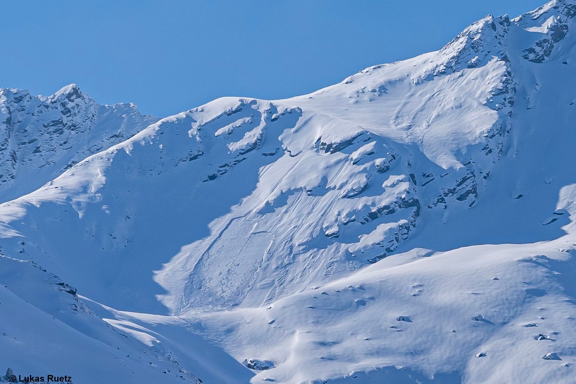 Aktuell noch viel Pulverschnee bei meist recht guten Bedingungen – lokal vermutlich zunehmend heimtückische Lawinensituation aufgrund von gm.4 (kalt auf warm)