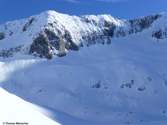 Schneebrettlawine in der Großvenediger-Region auf ca. 3200m SW. Oberflächennaher Anriss. Gefahrenmuster gm.4 bzw. gm.9 als wahrscheinlichste Ursache. (Foto: 26.05.2021)