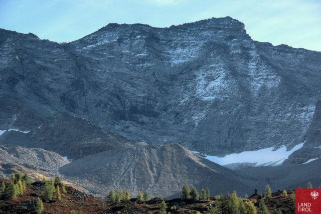 Valsertal in den Zillertaler Alpen: Zusammenhängende Altschneefelder samt Schneeresten seit Ende August nur im Bereich von Gletscherresten bzw. Lawinenablagerungen vom vergangenen Winter.