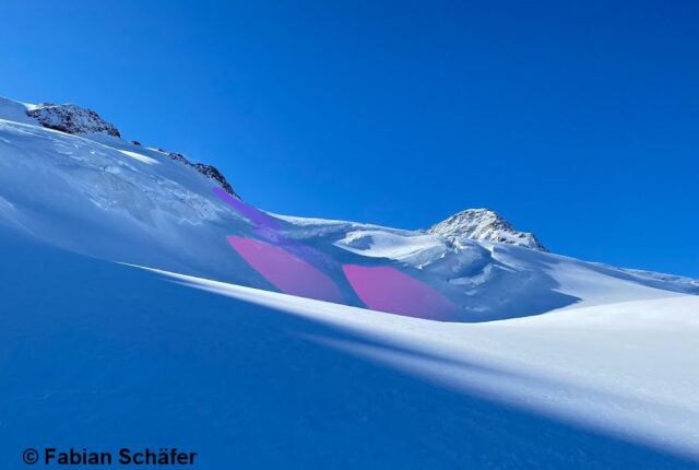 Spontane, gering mächtige Schneebrettlawinen. Wildspitze (Foto: 09.10.2021) Spontane, gering mächtige Schneebrettlawinen. Wildspitze (Foto: 09.10.2021)