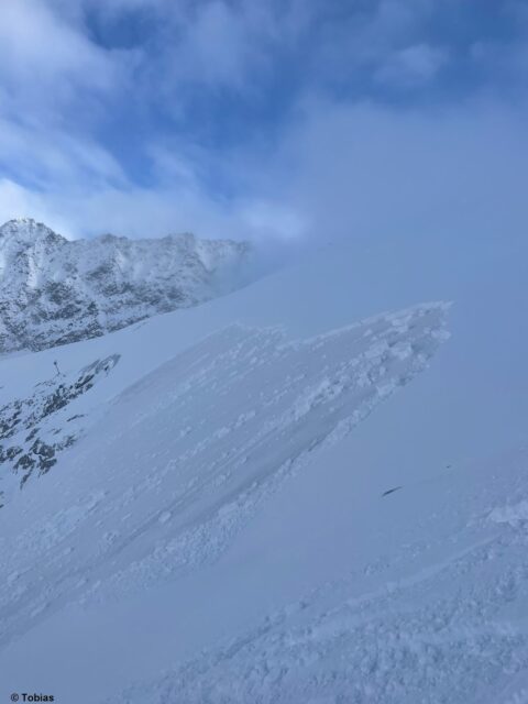 Ein durch Fernauslösung oberhalb des Gletschereises abgegangenes Schneebrett am Rettenbachferner in den Ötztaler Alpen (Foto: 04.11.2021) Ein durch Fernauslösung oberhalb des Gletschereises abgegangenes Schneebrett am Rettenbachferner in den Ötztaler Alpen (Foto: 04.11.2021)