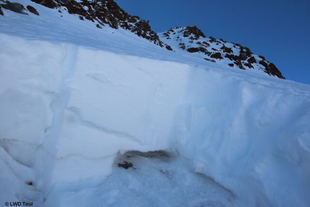 Hier ein Bild einer bodennahen Schwachschicht am Tiefenbachferner in den Ötztaler Alpen (Foto: 09.11.2021) Hier ein Bild einer bodennahen Schwachschicht am Tiefenbachferner in den Ötztaler Alpen (Foto: 09.11.2021)