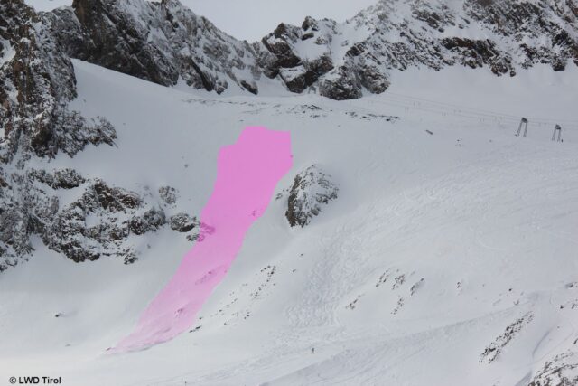 In niederschlagsreichen bzw. vermehrt windbeeinflussten Gebieten sollte auch im Pistennahbereich auf eine mögliche Lawinengefahr geachtet werden. Hier ein Bild eines Lawinenabgangs am Stubaier Gletscher vom 15.11. aufgrund eines frischen Triebschneeproblems. (Foto: 17.11.2021) In niederschlagsreichen bzw. vermehrt windbeeinflussten Gebieten sollte auch im Pistennahbereich auf eine mögliche Lawinengefahr geachtet werden. Hier ein Bild eines Lawinenabgangs am Stubaier Gletscher vom 15.11. aufgrund eines frischen Triebschneeproblems. (Foto: 17.11.2021)