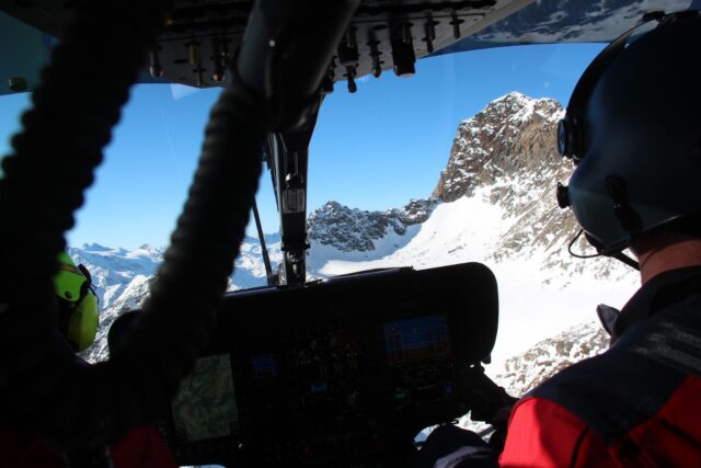 Unterwegs mit dem Landeshubschrauber zur systematischen Schneedeckenuntersuchung an neuralgischen Stellen (Foto: 23.11.2021) Unterwegs mit dem Landeshubschrauber zur systematischen Schneedeckenuntersuchung an neuralgischen Stellen (Foto: 23.11.2021)