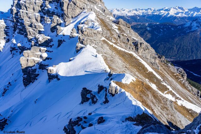 Eindrucksvoll: Schattig winterlich und genügend Schnee zum Skifahren, sonnseitig großteils aper. Kalkkögelgruppe (Foto: 24.11.2021) Eindrucksvoll: Schattig winterlich und genügend Schnee zum Skifahren, sonnseitig großteils aper. Kalkkögelgruppe (Foto: 24.11.2021)