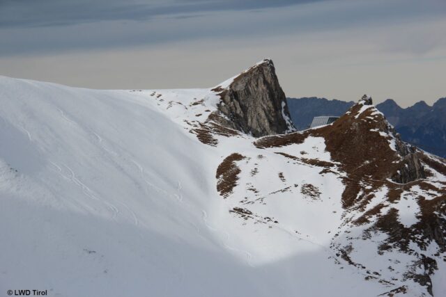 Hier ein Bild, passend zu obigem Profil. Vermehrt wird man hier auf ca. 2300m im Sektor OSO bis O eine dünne Schmelzkruste an der Oberfläche, darunter kantige Kristalle finden. Hier ein Bild, passend zu obigem Profil. Vermehrt wird man hier auf ca. 2300m im Sektor OSO bis O eine dünne Schmelzkruste an der Oberfläche, darunter kantige Kristalle finden.