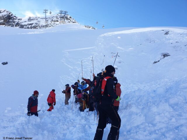 Lawinenabgang Gamsgarten. Nord, 2450m, 36°. Sicherheitshalber wurde der Lawinenkegel noch sondiert. (Foto: 01.12.2021) Lawinenabgang Gamsgarten. Nord, 2450m, 36°. Sicherheitshalber wurde der Lawinenkegel noch sondiert. (Foto: 01.12.2021)