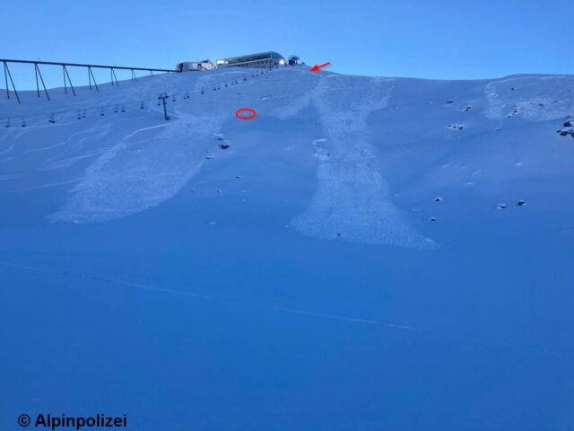 Lawinenabgang Hoadl mit Einfahrtsspur und Verschüttungsstelle (Foto: 01.12.2021) Lawinenabgang Hoadl mit Einfahrtsspur und Verschüttungsstelle (Foto: 01.12.2021)