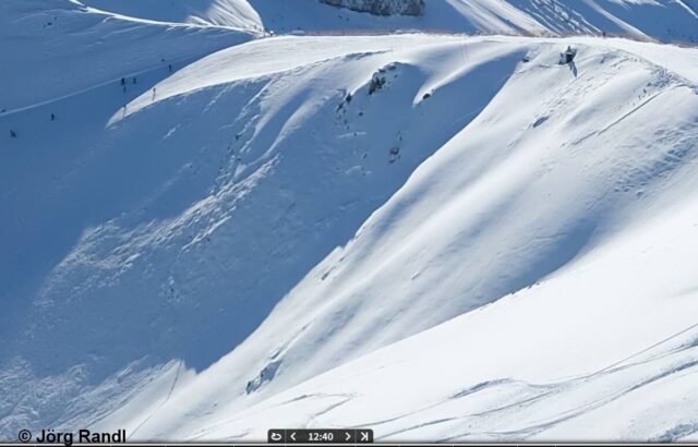 Beim nächsten Bild, das 10 Minuten später aufgenommen wurde, erkennt man eine Schneebrettlawine. Die Person konnte unverletzt entkommen. (Foto: 01.12.2021) Beim nächsten Bild, das 10 Minuten später aufgenommen wurde, erkennt man eine Schneebrettlawine. Die Person konnte unverletzt entkommen. (Foto: 01.12.2021)