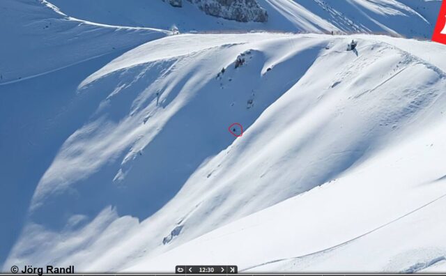 Foto einer Webcam am Hoadl Richtung Süden. Alpinpolizist Jörg Randl hat einen Skifahrer eingezeichnet...Nächstes Bild -> Foto einer Webcam am Hoadl Richtung Süden. Alpinpolizist Jörg Randl hat einen Skifahrer eingezeichnet...Nächstes Bild ->