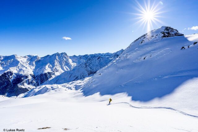Bei der Abfahrt von der Lampsenspitze in den Nördlichen Stubaier Alpen. Rechts oberhalb des Skifahrers im Schatten erkennt man Risse in der Schneedecke als Indiz einer Bruchfortpflanzung. (Foto: 01.12.2021) Bei der Abfahrt von der Lampsenspitze in den Nördlichen Stubaier Alpen. Rechts oberhalb des Skifahrers im Schatten erkennt man Risse in der Schneedecke als Indiz einer Bruchfortpflanzung. (Foto: 01.12.2021)