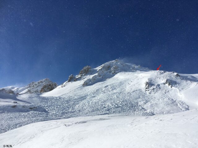 Beim eingezeichneten Pfeil stand ein Skitourengeher, als sich um ihn herum dieses Schneebrett löste. Pfoner Kreuzjöchl, 2520m, Ost Beim eingezeichneten Pfeil stand ein Skitourengeher, als sich um ihn herum dieses Schneebrett löste. Pfoner Kreuzjöchl, 2520m, Ost