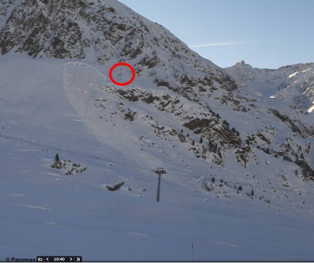 Alexander Blümel machte uns auf dieses Webcam-Bild im Bereich des Drei-Seen-Liftes im Kühtai aufmerksam. Personen im Nahbereich eines frischen Schneebrettabgangs, wohl auch fernausgelöst. (Foto: 01.12.2021) Alexander Blümel machte uns auf dieses Webcam-Bild im Bereich des Drei-Seen-Liftes im Kühtai aufmerksam. Personen im Nahbereich eines frischen Schneebrettabgangs, wohl auch fernausgelöst. (Foto: 01.12.2021)