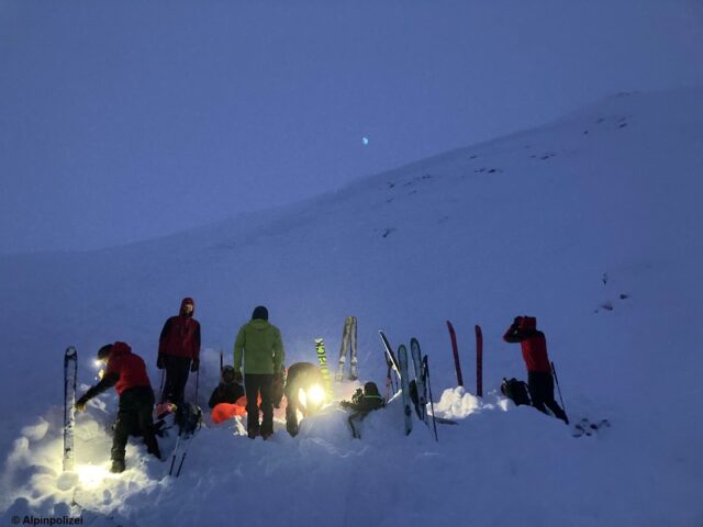 Rettungsmannschaft beim Lawinenkegel. Sonntagsköpfl. Tuxer Alpen (Foto: 05.12.2021)