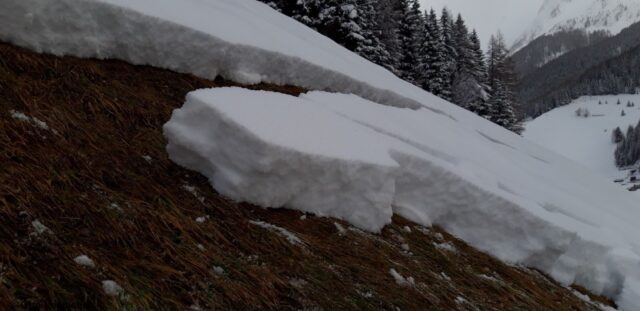 Gleitschneeaktivität in den Südlichen Zillertaler Alpen (Foto: 06.12.2021)