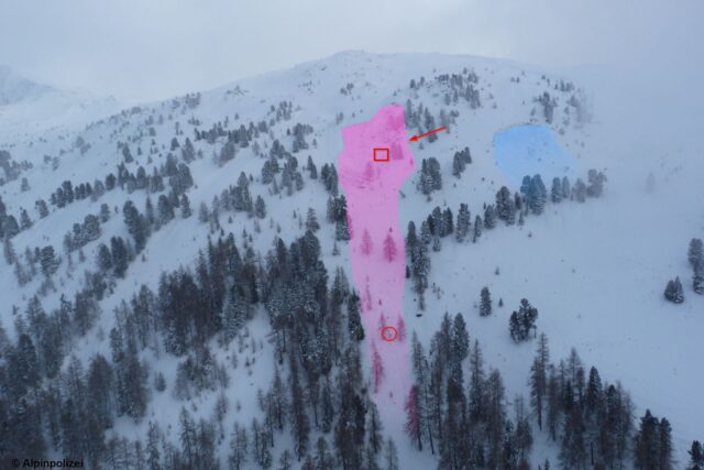 Übersichtsbild vom 11.12.2021: Der Pfeil symbolisiert die Einfahrtsspur, das Rechteck den ungefähren Sammelpunkt, der Kreis den Auffindepunkt des tödlich Verunglückten. Die blau dargestellte Lawine löste sich nach diesem Lawinenabgang im Rahmen der Rettungsaktion durch Fernauslösung. Übersichtsbild vom 11.12.2021: Der Pfeil symbolisiert die Einfahrtsspur, das Rechteck den ungefähren Sammelpunkt, der Kreis den Auffindepunkt des tödlich Verunglückten. Die blau dargestellte Lawine löste sich nach diesem Lawinenabgang im Rahmen der Rettungsaktion durch Fernauslösung.