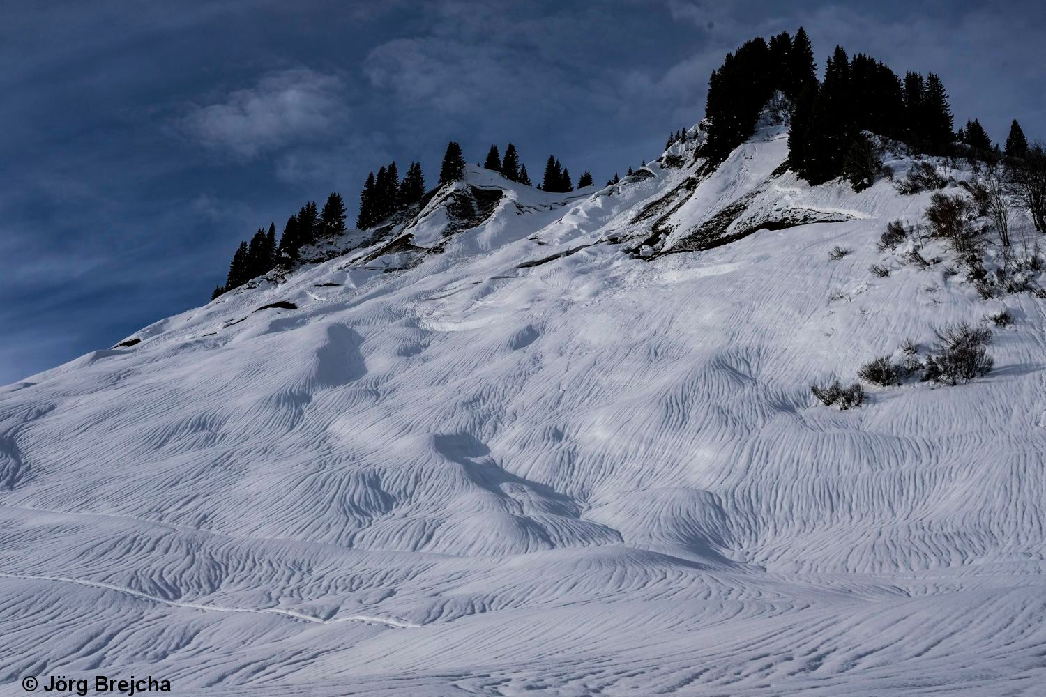 Kurzfristig hohe Gleitschneeaktivität – Hauptproblem jedoch: Schneearme Stellen, sehr steil, schattig, Waldgrenze aufwärts
