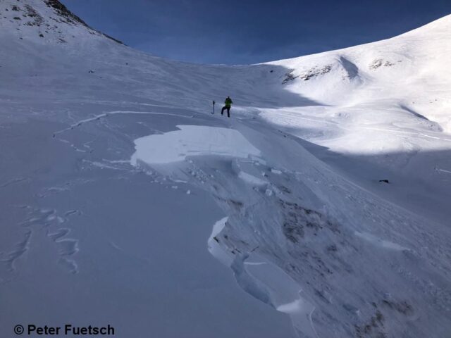 Sehr vereinzelt noch zu beobachten: Schneebrettauslösung durch Fernauslösung in der Glockner Gruppe. (Foto: 15.12.2021 (c) Toni Riepler) Sehr vereinzelt noch zu beobachten: Schneebrettauslösung durch Fernauslösung in der Glockner Gruppe. (Foto: 15.12.2021 (c) Toni Riepler)