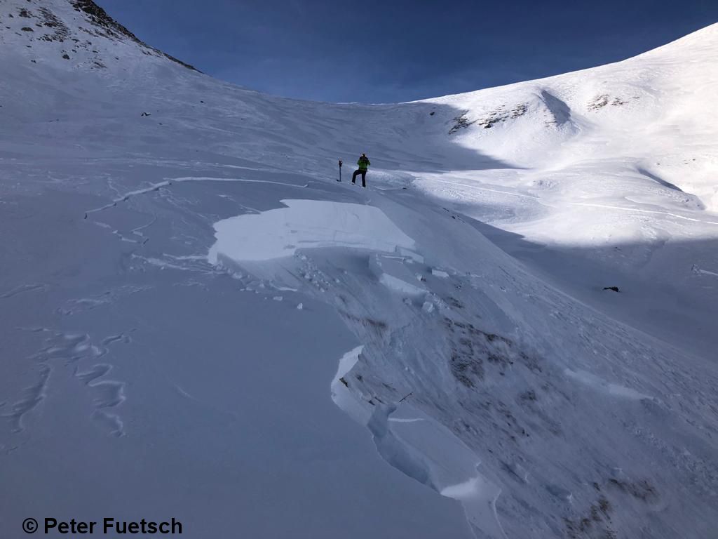 Altschneeproblem mit vereinzelten Gefahrenstellen – Frischer Triebschnee – häufig schlechte Schneequalität