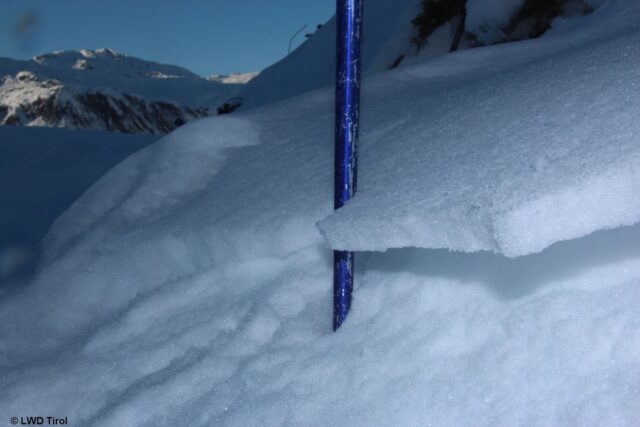 Eine Schmelzkruste an der Schneeoberfläche als Folge von Regen und anschließender Abkühlung bzw. nächtlicher Abstrahlung. Westliche Verwallgruppe (Foto: 16.12.2021)