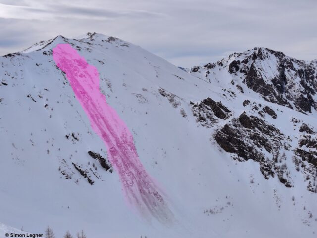 Nach den Niederschlägen wird man vermehrt Schneebrettlawinen beobachten können. Brüche sind sowohl in oberflächennahen als auch tieferen Schwachschichten vorstellbar. Schneebrettabgang Zillertaler Alpen (Foto: 24.12.2021) Nach den Niederschlägen wird man vermehrt Schneebrettlawinen beobachten können. Brüche sind sowohl in oberflächennahen als auch tieferen Schwachschichten vorstellbar. Schneebrettabgang Zillertaler Alpen (Foto: 24.12.2021)
