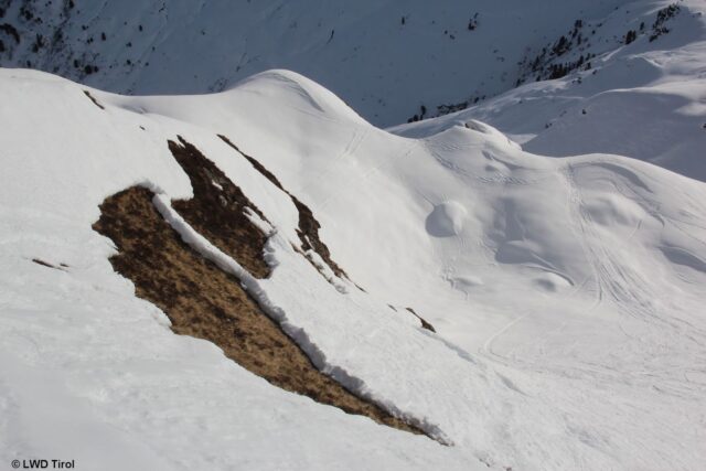 Bereits um den 13.12. sind in Tirol sehr viele Gleitschneerutsche und -lawinen abgegangen. Erhöhte Abgangsbereitschaft in vom Regen beeinflussten Gebieten u.a. dort, wo sich bereits Gleitschneemäuler aufgetan haben. Tuxer Alpen (Foto: 28.12.2021) Bereits um den 13.12. sind in Tirol sehr viele Gleitschneerutsche und -lawinen abgegangen. Erhöhte Abgangsbereitschaft in vom Regen beeinflussten Gebieten u.a. dort, wo sich bereits Gleitschneemäuler aufgetan haben. Tuxer Alpen (Foto: 28.12.2021)