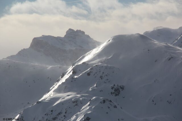 Schneefall, Erwärmung und Windeinfluss werden in größeren Höhen ein "perfektes" Brett über einer zum Teil recht flächigen Schwachschicht ausbilden. Erste Verfrachtungen in den Tuxer Alpen am 28.12.2021 Schneefall, Erwärmung und Windeinfluss werden in größeren Höhen ein "perfektes" Brett über einer zum Teil recht flächigen Schwachschicht ausbilden. Erste Verfrachtungen in den Tuxer Alpen am 28.12.2021