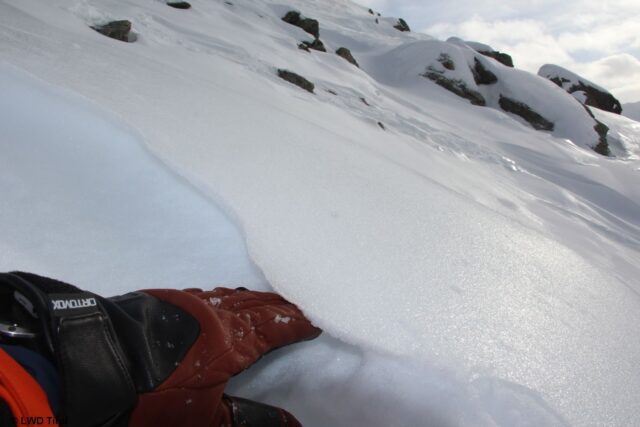 Eine dünne Eislamelle an der Schneeoberfläche, darunter lockere, kantige Kristalle - die für die kommende Schneeauflage primäre Schwachschicht. Tuxer Alpen (Foto: 28.12.2021) Eine dünne Eislamelle an der Schneeoberfläche, darunter lockere, kantige Kristalle - die für die kommende Schneeauflage primäre Schwachschicht. Tuxer Alpen (Foto: 28.12.2021)