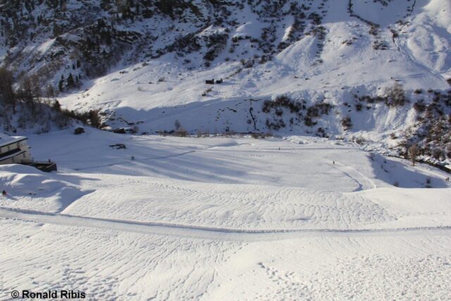 Regenrinnen an der Schneeoberfläche. Obergurgl (Foto: 30.12.2021)