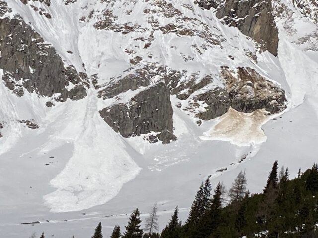 Lockerschnee- und Gleitschneelawinen unterhalb der Dawinspitze in den Östl. Lechtaler Alpen (Foto: 31.12.2021)