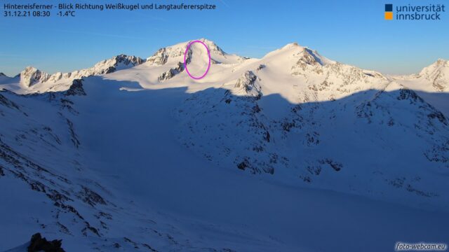 Eingekreist ist eine große spontane Schneebrettlawine, die auf einer am Gletschereis befindlichen Schwachschicht abgegangen ist. Weißkugel.