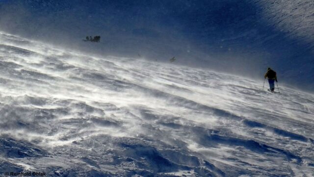 Windig ist es und war es auf den Bergen. Am Weg zum Grubenkopf - Zentrale Stubaier Alpen. (Foto: 21.01.2022)