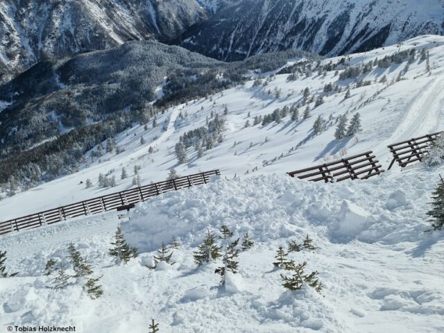 Lawinenabgang im freien Skigelände Skigebiet Sölden. Person war total verschüttet und konnte durch einen aus dem Schnee herausragenden Arm rasch vom Kollegen befreit werden. (Foto: 03.02.2022)