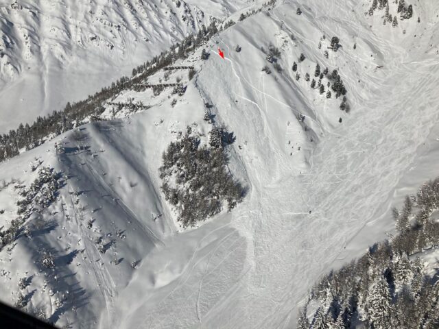 Lawinenabgang Horberg. Der Pfeil zeigt die Einfahrtsspur in die Lawine (Foto: (c) Alois Sötckl, 03.02.2022)