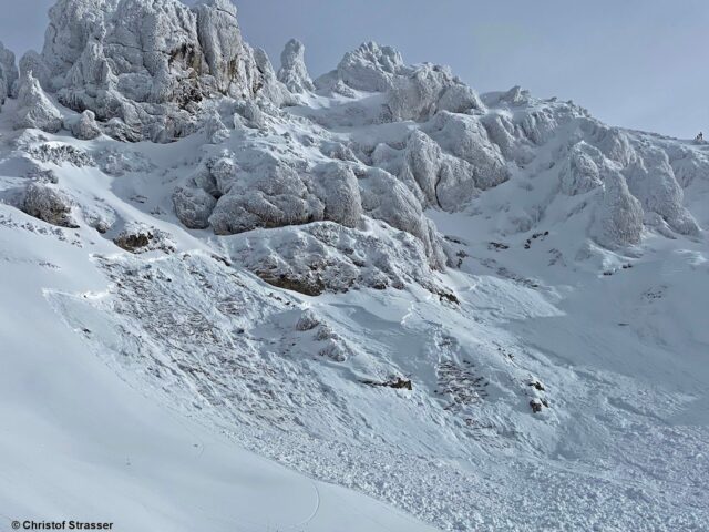 Schneebrettlawine, die vermutlich durch den Impuls der Sonneneinstrahlung am 03.02. spontan abgegangen ist. Nockspitze / Stubaier Alpen (Anmerkung vom 05.02.: Die Lawine dürfte nach weiteren Recherchen doch NICHT durch die Sonneneinstrahlung ausgelöst, sondern am 02.02. spontan abgegangen sein. (Foto: 03.02.2022)