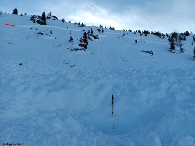 Lawinenabgang Sonnenspitze / Tulfes. Einfahrtsspur und Verschüttungsstelle. Nord, 40-45°, 2060m (Foto: 03.02.2022)