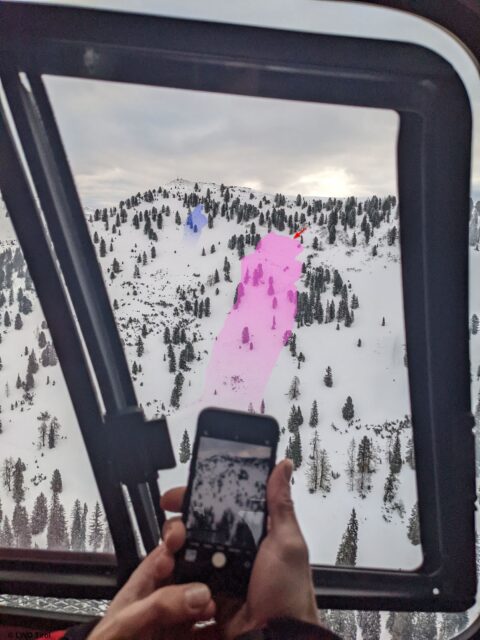 Schneebrettlawine Breiteggspitze (magenta) inkl. Einfahrtsspur (Pfeil). Bei der in blau markierten Lawine dürfte es um eine Sekundärlawine handeln. (Foto: 05.02.2022) Schneebrettlawine Breiteggspitze (magenta) inkl. Einfahrtsspur (Pfeil). Bei der in blau markierten Lawine dürfte es um eine Sekundärlawine handeln. (Foto: 05.02.2022)