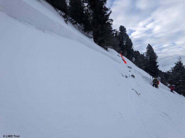 Der extrem steile Unfallhang. Bild vom Lawinenanriss. Pfeil zeigt die Einfahrtsspur. (Foto: 05.02.2022) Der extrem steile Unfallhang. Bild vom Lawinenanriss. Pfeil zeigt die Einfahrtsspur. (Foto: 05.02.2022)