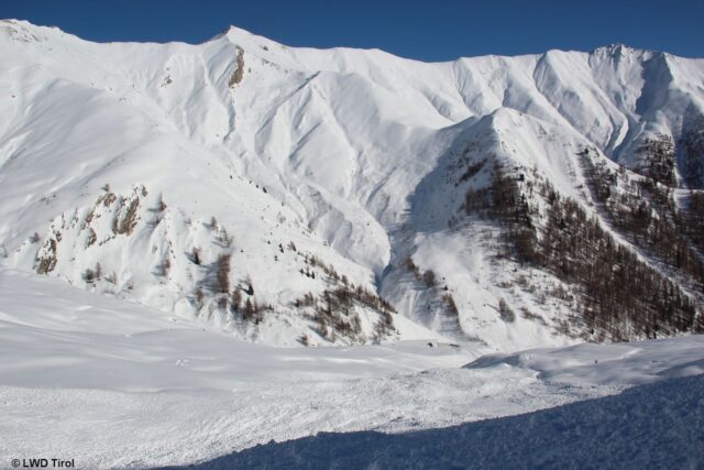 Blick vom Lawinenkegel in Richtung Fließer Alpe (Foto: 05.02.2022) Blick vom Lawinenkegel in Richtung Fließer Alpe (Foto: 05.02.2022)