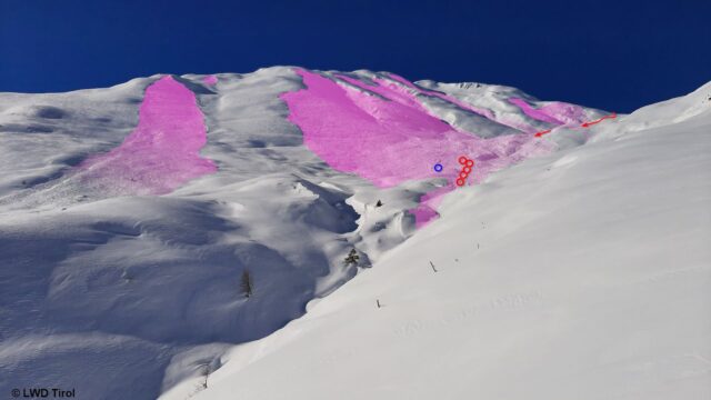 Große Schneebrettlawine unterhalb des Fließer Bergs. Die Pfeile symbolisieren die Abfahrtsrichtung. Die roten Kreise zeigen die ungefähren Verschüttungsstellen der getöteten Personen, der blaue Kreis jene der überlebenden Person. (Foto: 05.02.2022) Große Schneebrettlawine unterhalb des Fließer Bergs. Die Pfeile symbolisieren die Abfahrtsrichtung. Die roten Kreise zeigen die ungefähren Verschüttungsstellen der getöteten Personen, der blaue Kreis jene der überlebenden Person. (Foto: 05.02.2022)