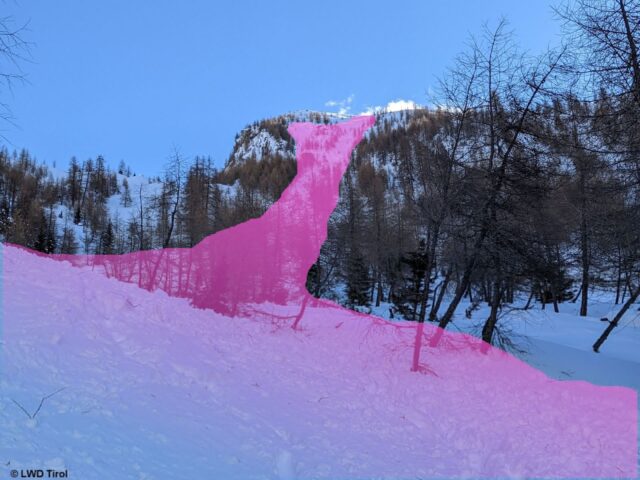 Die Lawine löste sich weit oberhalb der Gruppe im schattigen, extrem steilen Gelände. (Foto: 05.02.2022) Die Lawine löste sich weit oberhalb der Gruppe im schattigen, extrem steilen Gelände. (Foto: 05.02.2022)
