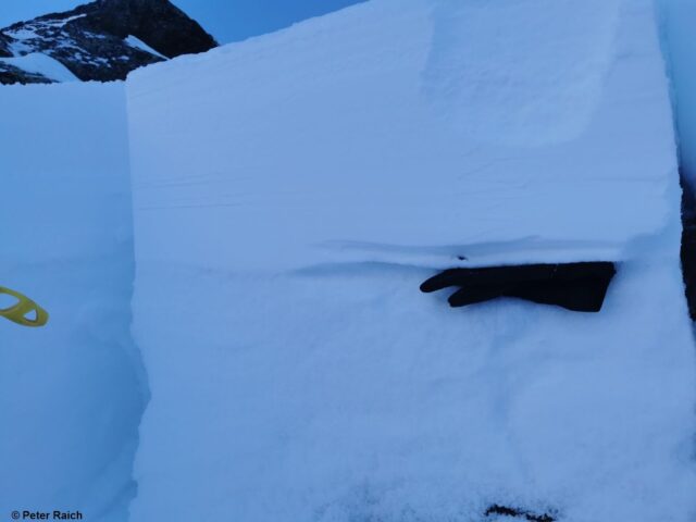 Beim Handschuh befindet sich die Schwachschicht, darüber eine dünne Kruste, darüber Trieb- und Neuschnee ab 31.01.2022. Ötztaler Alpen (Foto: 06.02.2022)