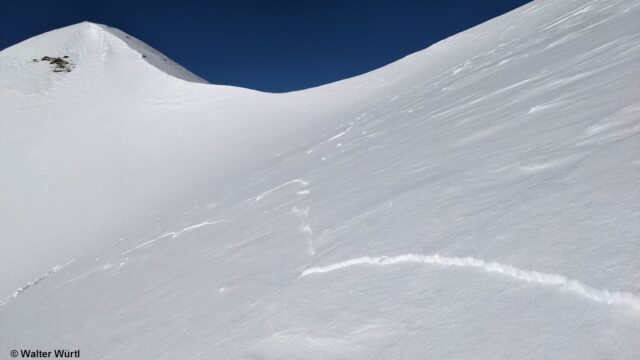 Setzungsgeräusch samt Rissbildung in den Nördlichen Stubaier Alpen (Foto: 08.02.2022)